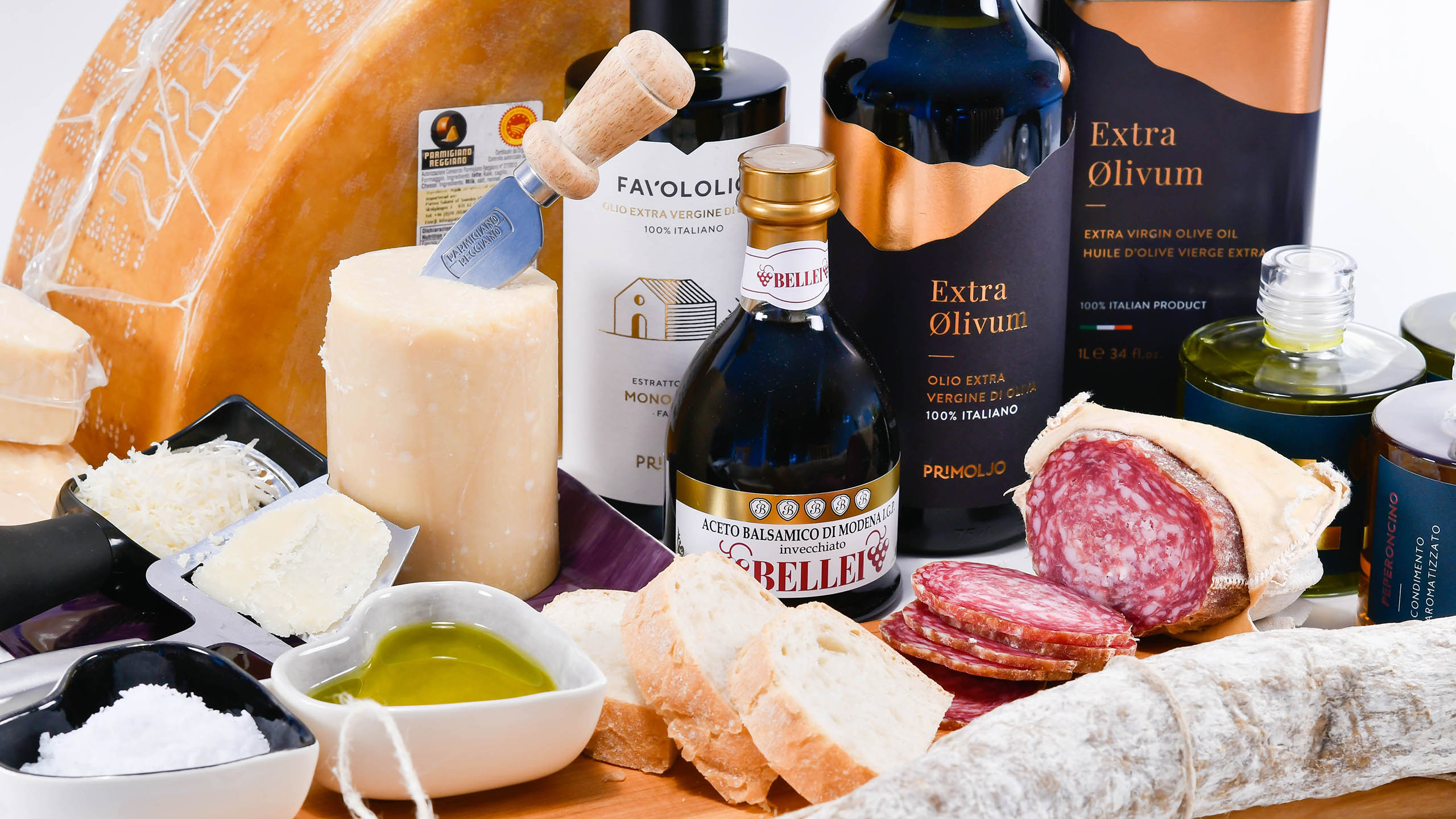 Italienska delikatesser från Parma, Italien. Salami, Parmesan, Balsamvinäger, marmelader och Olivolja